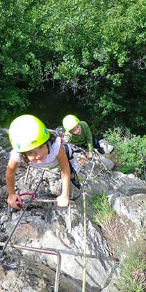 La via ferrata de Pontamafrey encadrée par un guide de haute montagne